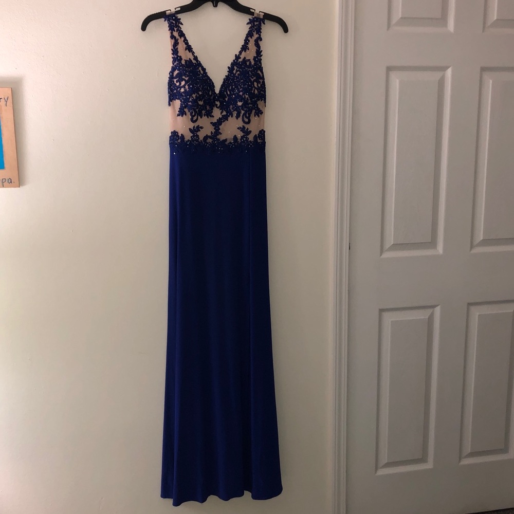 Stunning Prom / Formal Dress - Picture 3 of 7